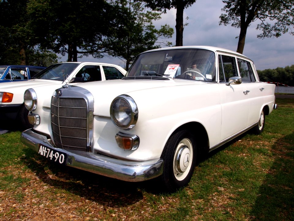 1967_Mercedes-Benz_230,_Dutch_licence_registration_AH-74-90