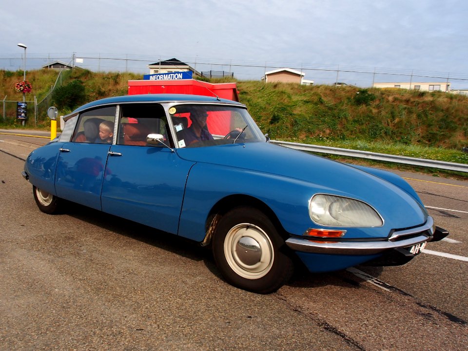 1969_blue_Citroen_ID20_Snoek,_licence_AH-45-31,_pic2