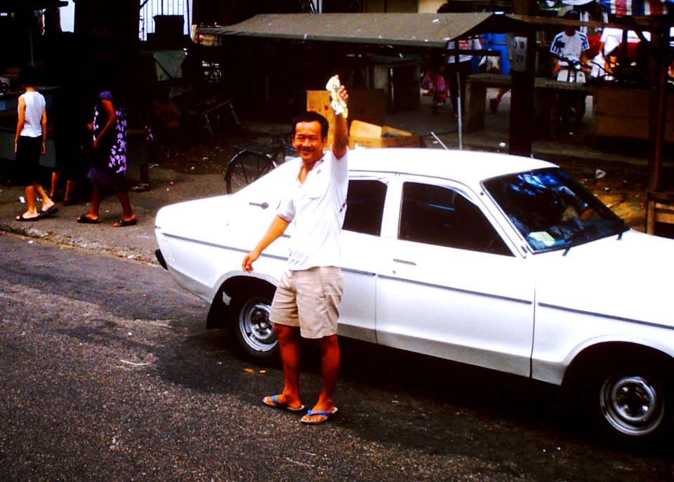 1985_Friendly_Chinese_man_in_Gelugor,_Penang_Island._Spielvogel_Archiv