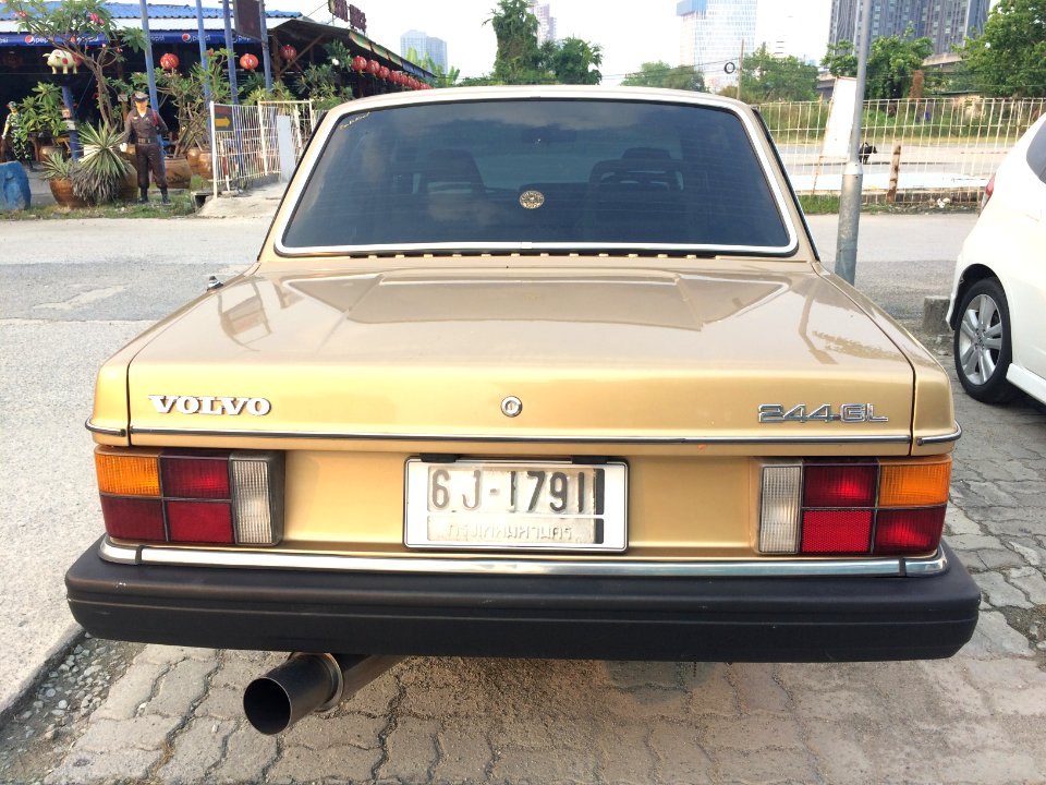 1983-1984_Volvo_244_GL_Sedan_(26-02-2018)_07