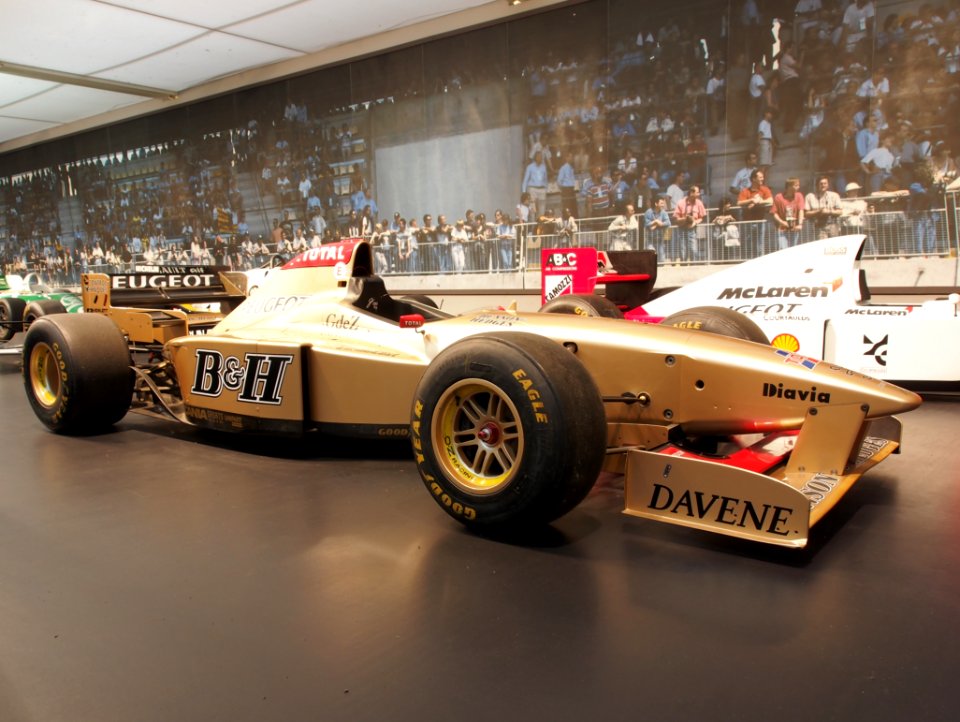 1995_Jordan_Peugeot,_10_cylinder,_600hp,_2998cm3,_330kmh_driven_by_Rubens_Barrichello,_pic3