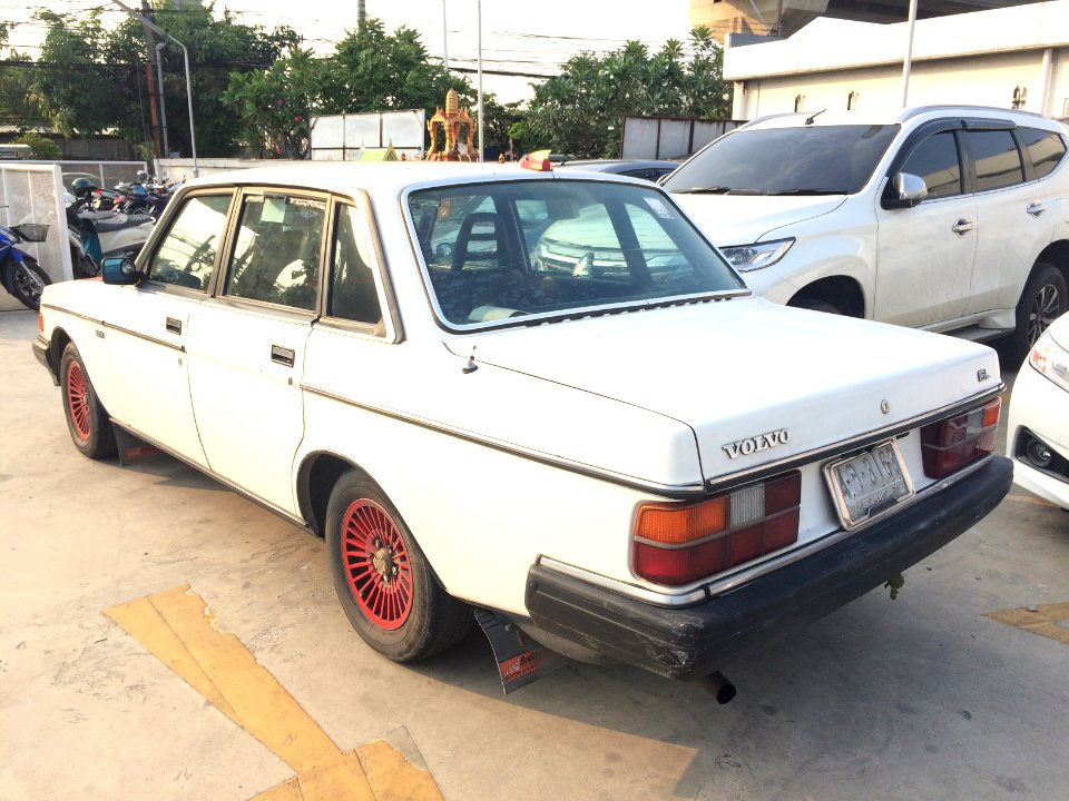 1983-1984_Volvo_244_GL_Sedan_(20-02-2018)_03