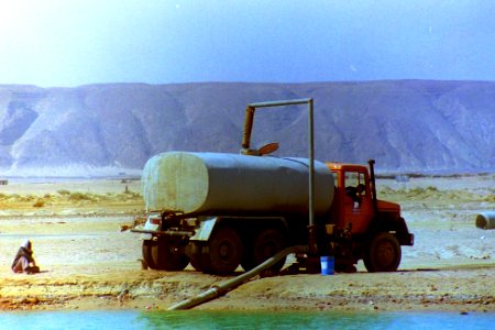1995_water_tank_truck_near_Safaga._Spielvogel