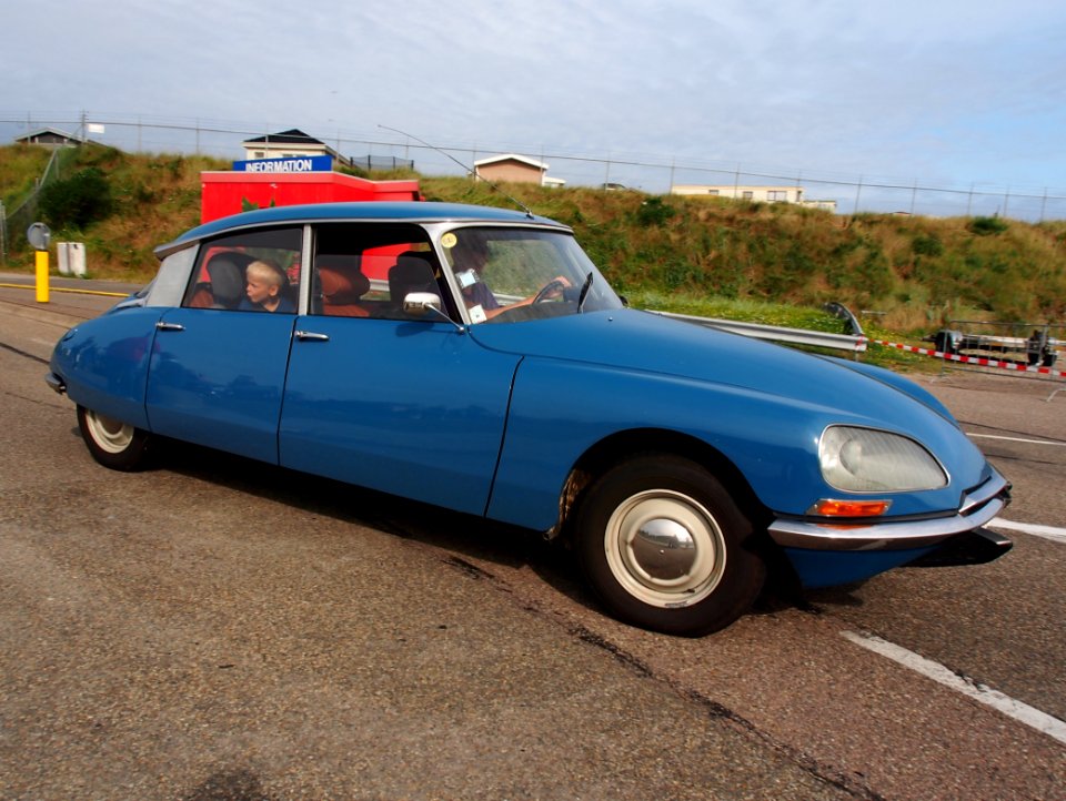 1969_blue_Citroen_ID20_Snoek,_licence_AH-45-31,_pic3