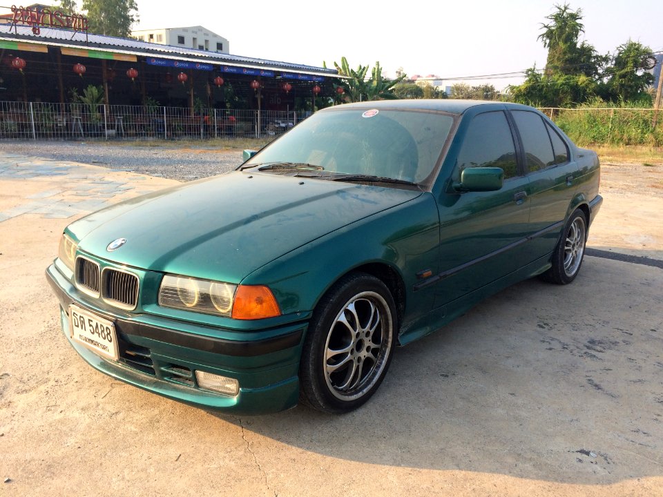 1995-1996_BMW_318i_(E36)_Sedan_(22-02-2018)_01
