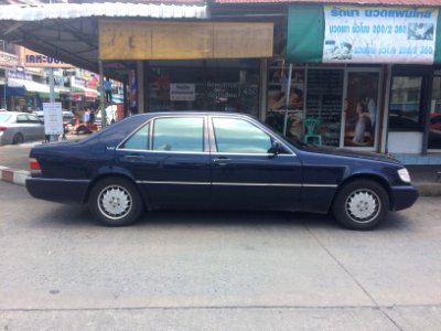 1995-1996_Mercedes-Benz_S600_(W140)_Sedan_(13-05-2018)_05