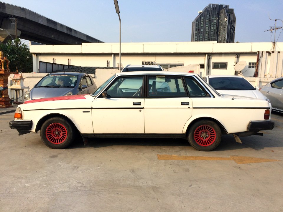 1983-1984_Volvo_244_GL_Sedan_(20-02-2018)_05