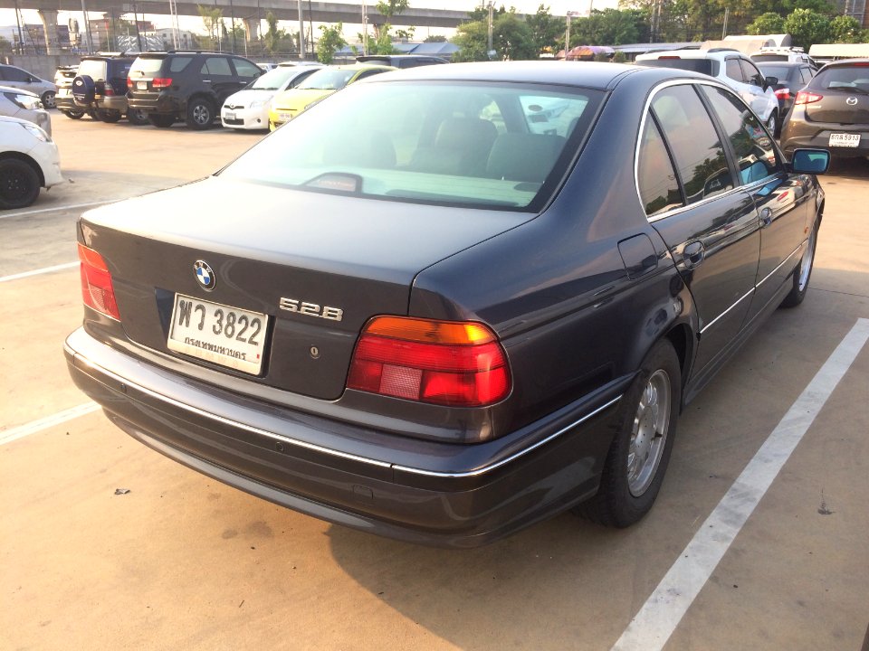 1997-1998_BMW_528i_(E39)_Sedan_(26-03-2018)_04
