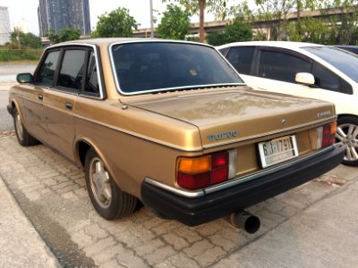 1983-1984_Volvo_244_GL_Sedan_(26-02-2018)_03