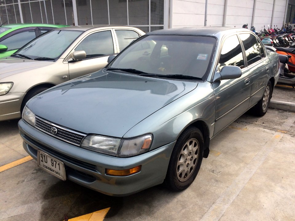 1995-1996_Toyota_Corolla_(AE101)_1.6_GXi_4-Auto_Sedan_(28-06-2018)_01