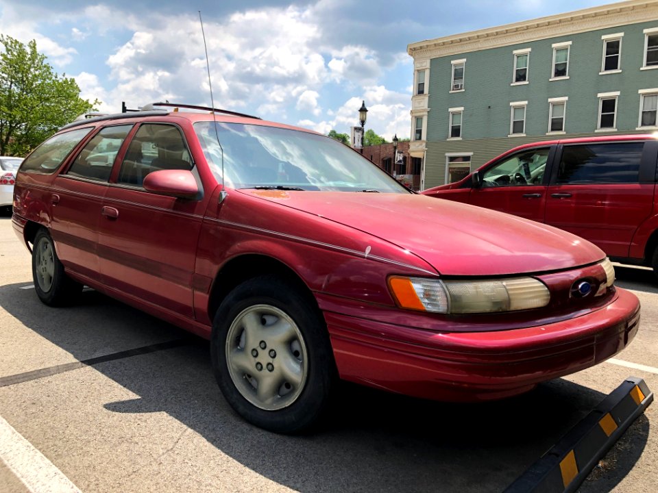 1995_Ford_Taurus_GL_Wagon,_front_right,_5-23-2021