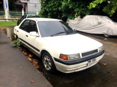 1990-1991_Mazda_323_(BG)_1.6_Sedan_(22-08-2018)_01