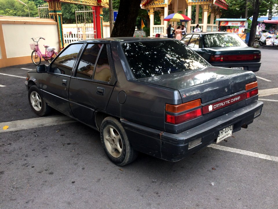 1994-1995_Mitsubishi_Champ_(C10)_Catalytic_Sedan_(13-10-2017)_04