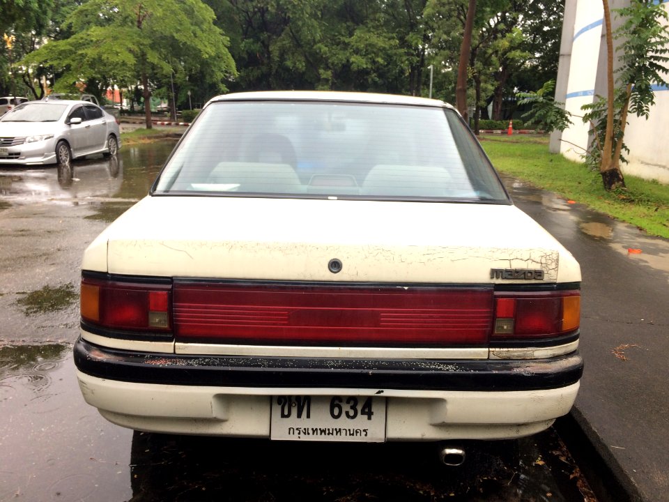 1990-1991_Mazda_323_(BG)_1.6_Sedan_(22-08-2018)_06