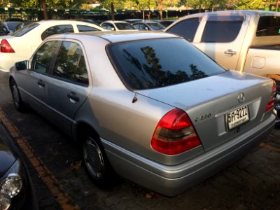 1994-1995_Mercedes-Benz_C220_(W202)_Sports_Sedan_(03-11-2017)_04