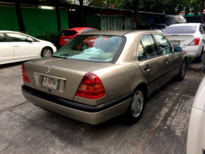 1994-1995_Mercedes-Benz_C200_(W202)_Sedan_(15-11-2017)_02