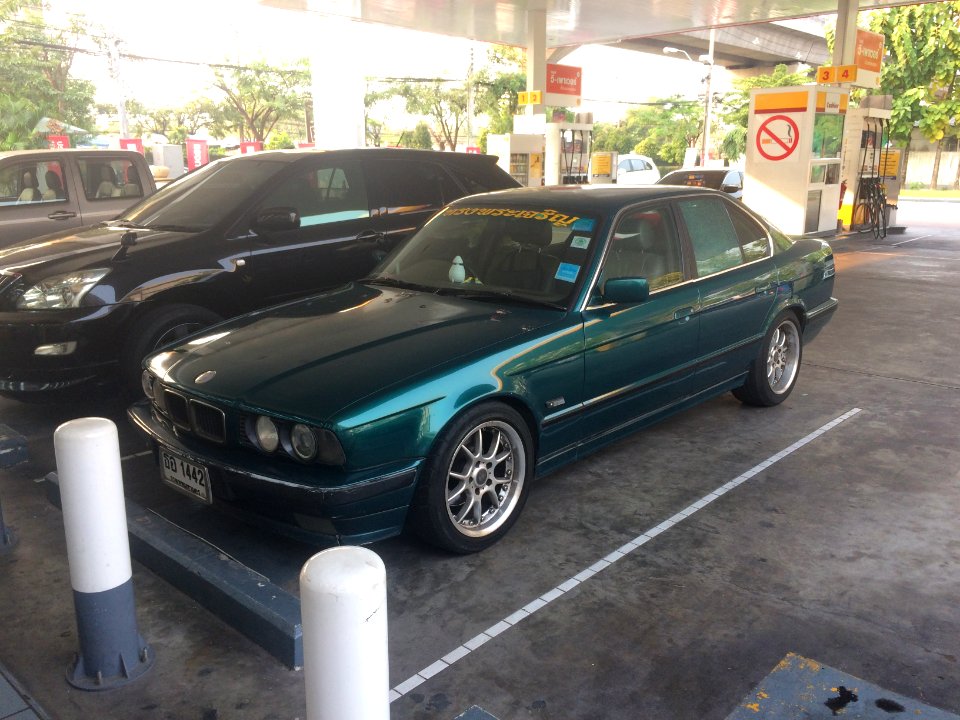 1995-1996_BMW_525i_(E34)_Sedan_(07-02-2018)_03