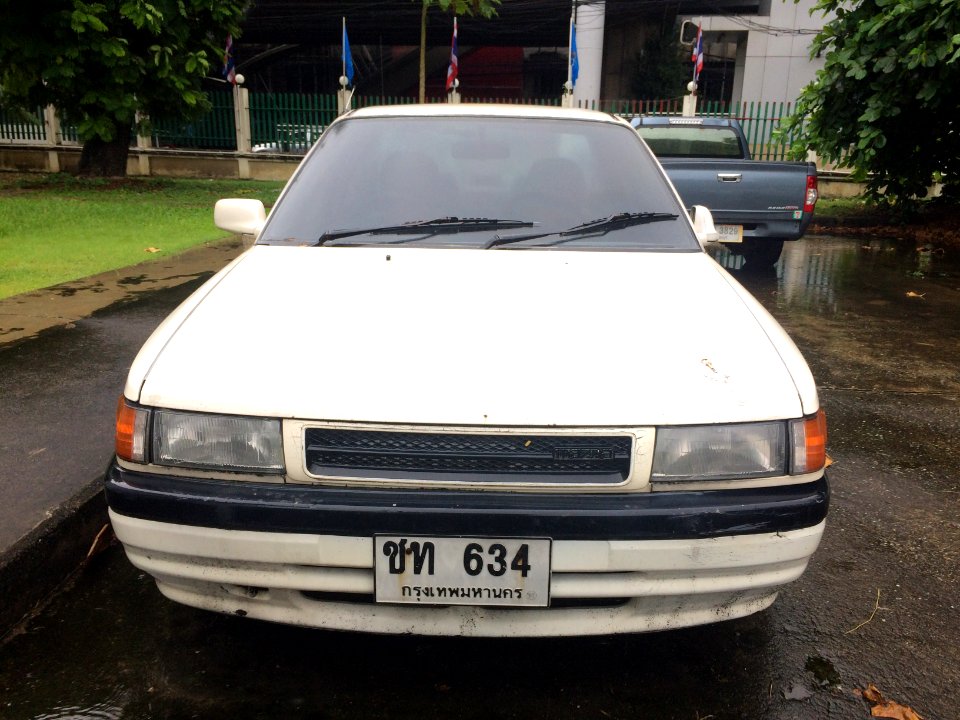 1990-1991_Mazda_323_(BG)_1.6_Sedan_(22-08-2018)_05