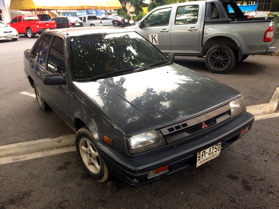 1994-1995_Mitsubishi_Champ_(C10)_Catalytic_Sedan_(13-10-2017)_01