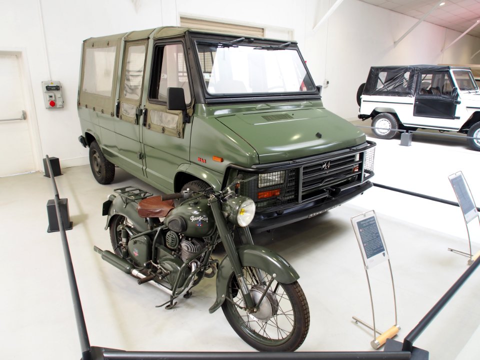 1990_Peugeot_J5_Bâché_4x4_&_1954_Peugeot_176_TC4_Militaire