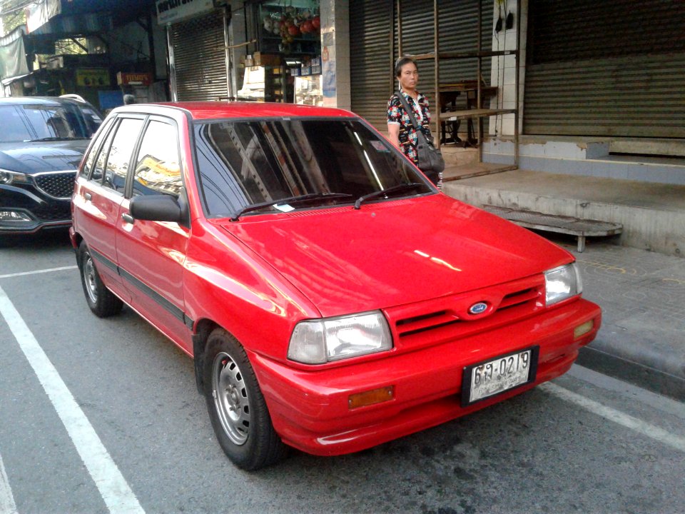 1992-1993_Ford_Festiva_(WA)_L_5-door_hatchback_(2019-01-20)_01