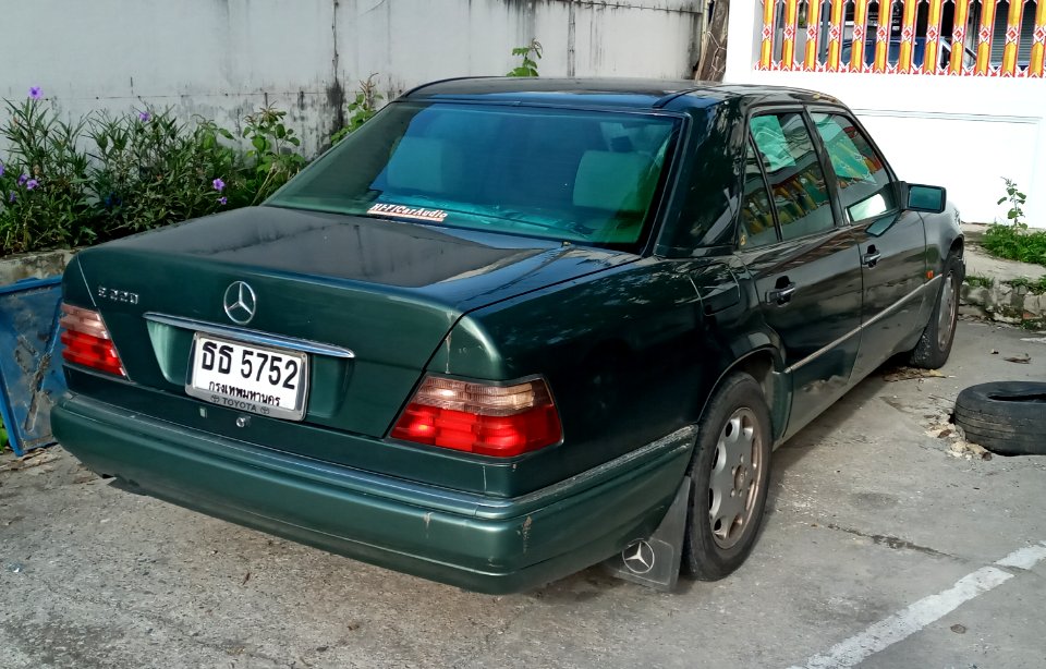 1994-1995_Mercedes-Benz_E220_(W124)_Sedans_(05-07-2020)_02