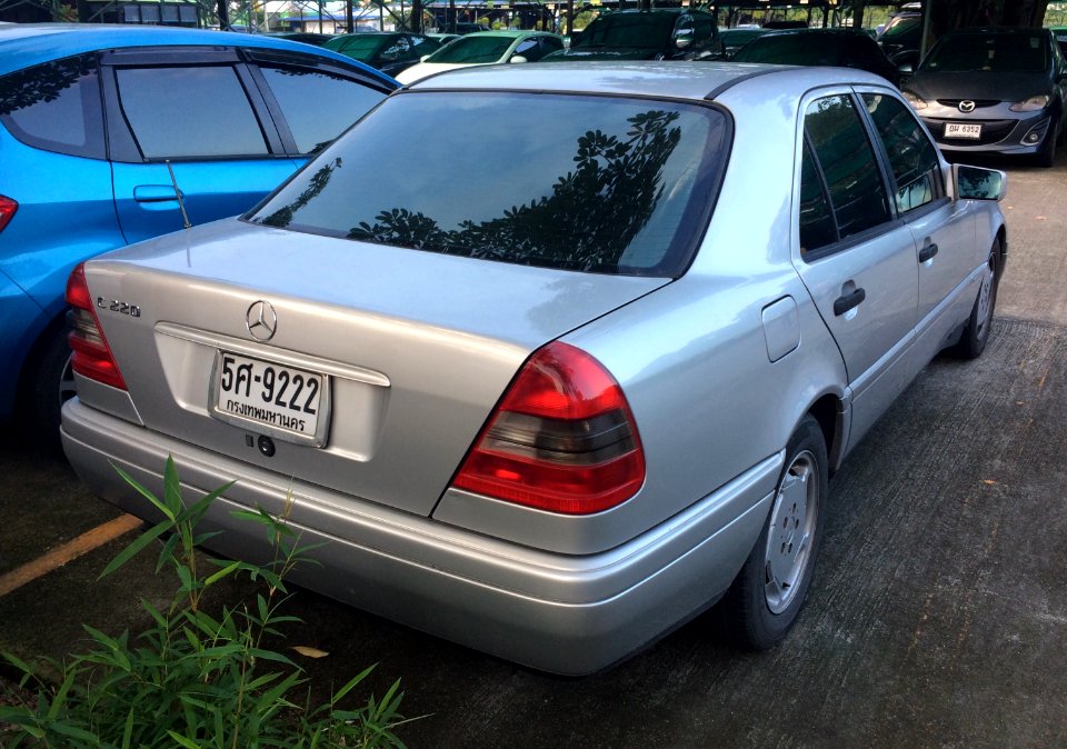 1994-1995_Mercedes-Benz_C220_(W202)_Sports_Sedan_(27-10-2017)_03