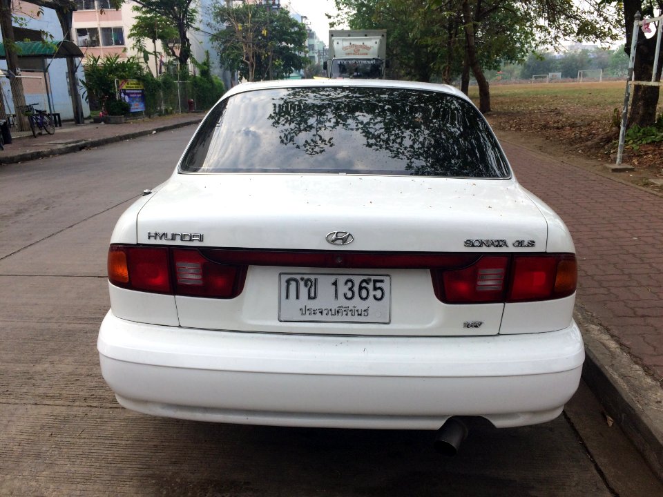 1993-1995_Hyundai_Sonata_(Y3)_GLS_16V._Sedan_(2018-02-24)_06