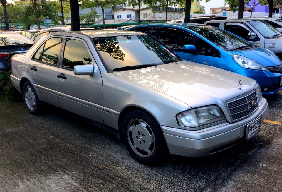 1994-1995_Mercedes-Benz_C220_(W202)_Sports_Sedan_(27-10-2017)_01