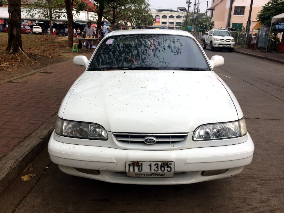 1993-1995_Hyundai_Sonata_(Y3)_GLS_16V._Sedan_(2018-02-24)_05