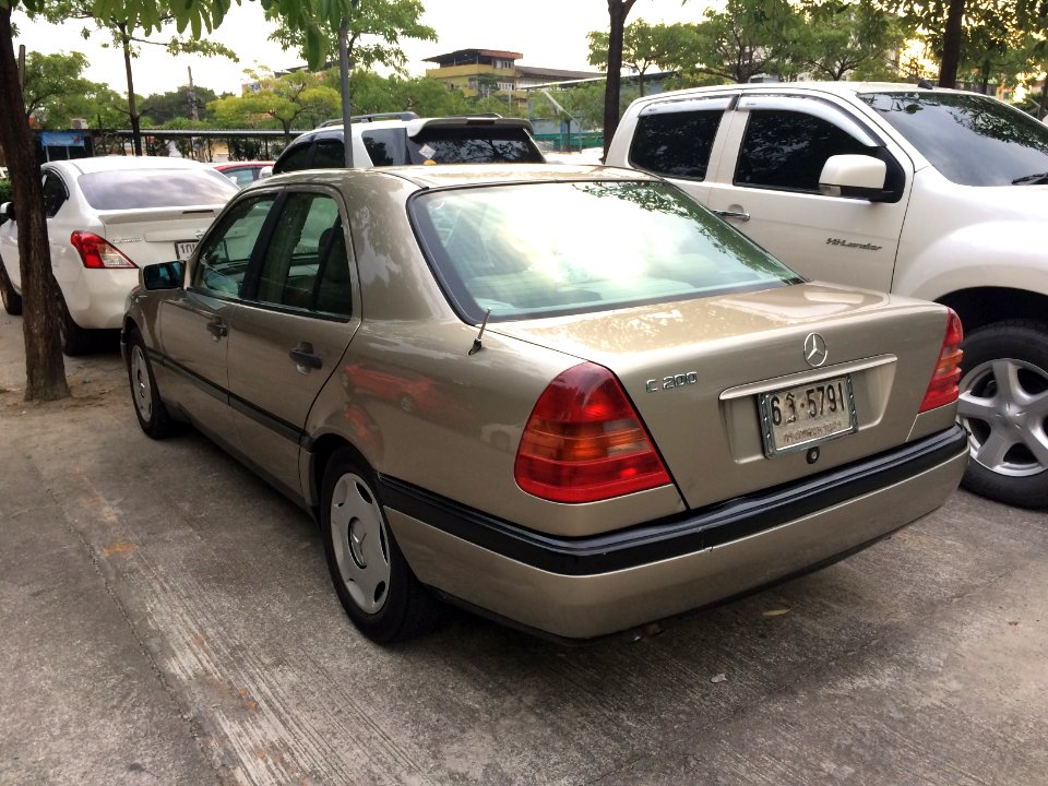 1994-1995_Mercedes-Benz_C200_(W202)_Sedan_(15-11-2017)_03