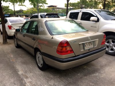 1994-1995_Mercedes-Benz_C200_(W202)_Sedan_(15-11-2017)_03