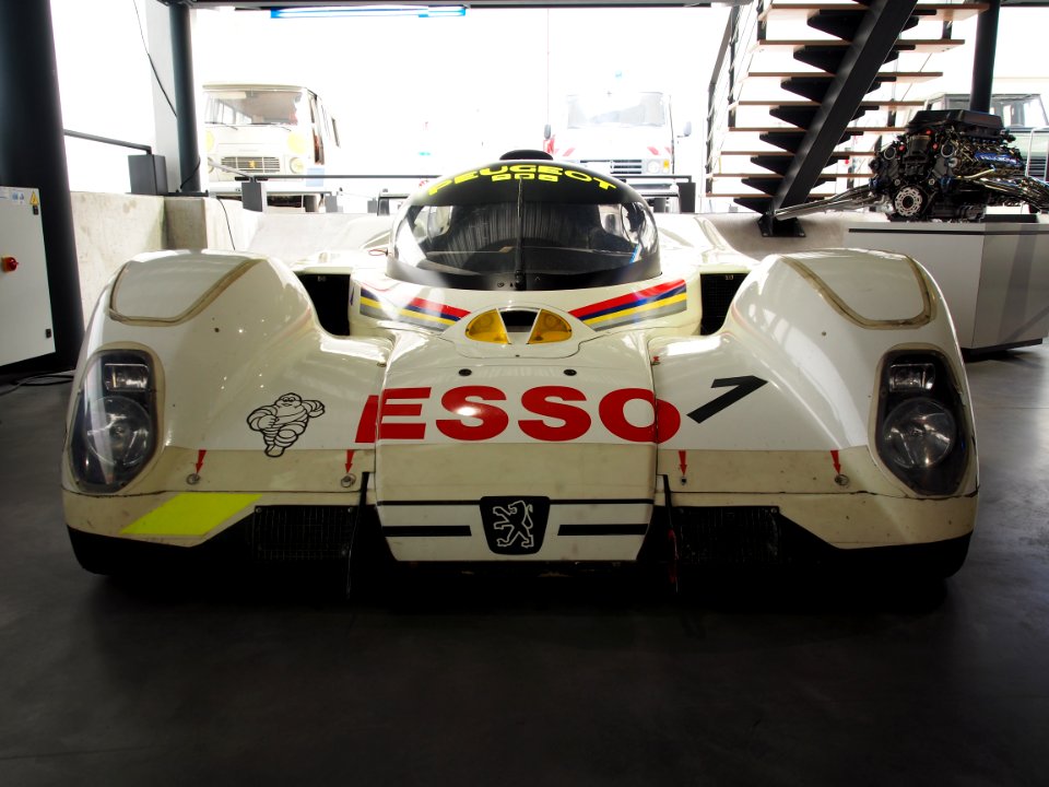 1992_Peugeot_905_Evolution_1.7_Le_Mans_winner,_driven_by_Derek_Warwick,_Yannick_Dalmas_and_Mark_Blundell_photo_1
