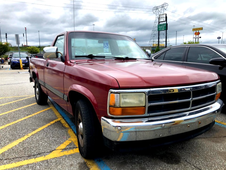 1992_Dodge_Dakota_in_Dark_Copper,_front_left,_5-29-2021