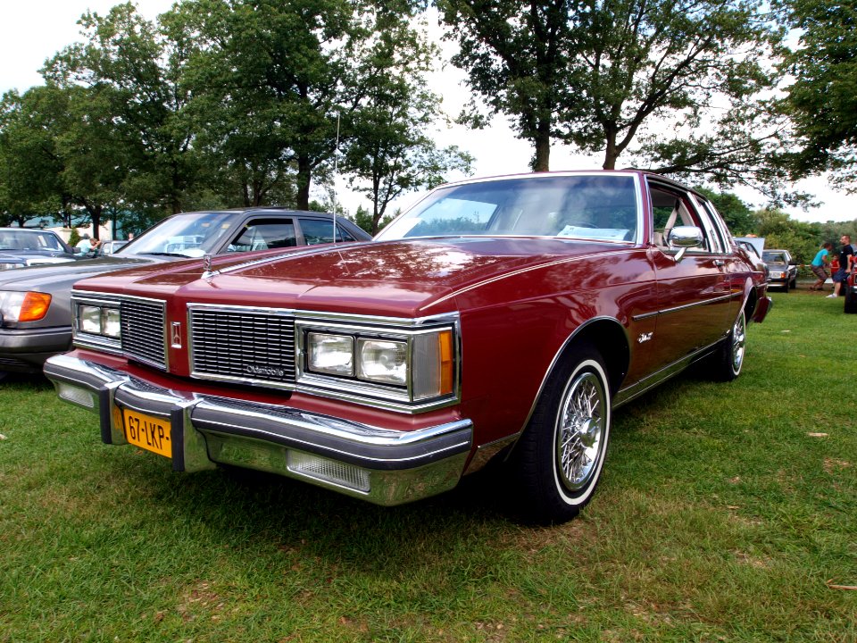 1984_Oldsmobile_Royale_88,_Dutch_licence_registration_67-LKP-9_p2