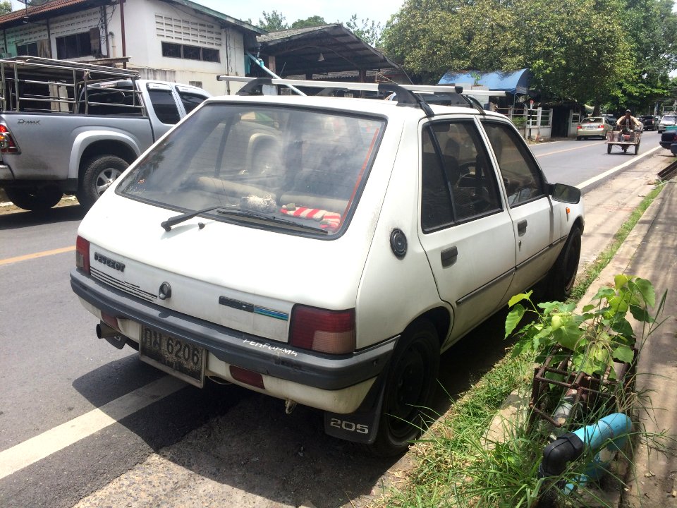 1992-1993_Peugeot_205_GR_5-Door_Hatchback_(27-07-2018)_04