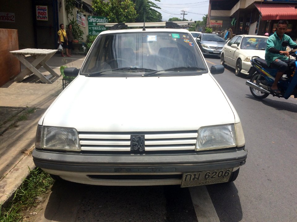 1992-1993_Peugeot_205_GR_5-Door_Hatchback_(27-07-2018)_05