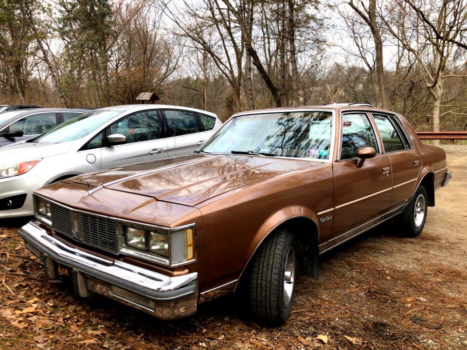 1986_Oldsmobile_Cutlass_Supreme_sedan