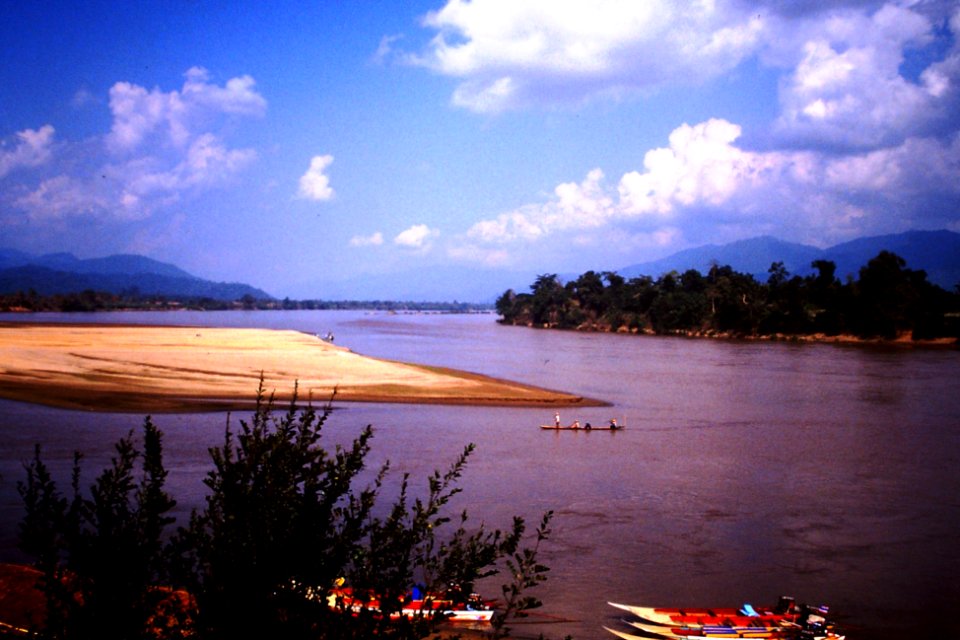 1985_at_Golden_Triangle._Small_boats_on_Mekong_River._Confluence_Ruak_River._Spielvogel_Archiv