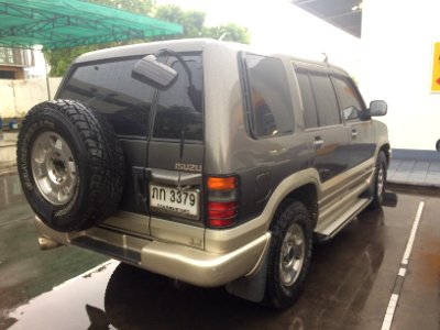1996-1997_Isuzu_Trooper_LS_3.2_V6_5-door_wagon_(06-06-2018)_04