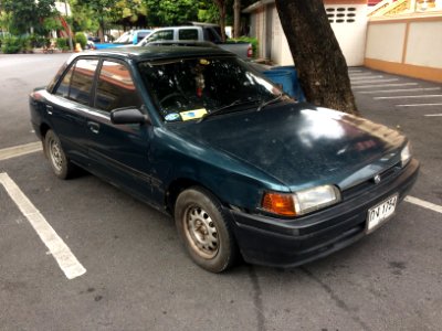 1992-1993_Mazda_323_(BG)_Sedan_(13-10-2017)_01