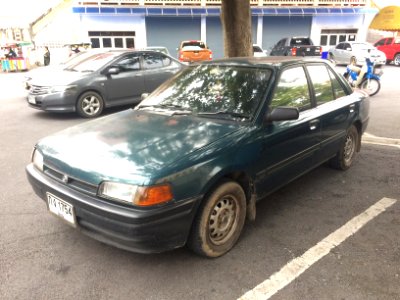 1992-1993_Mazda_323_(BG)_Sedan_(13-10-2017)_02