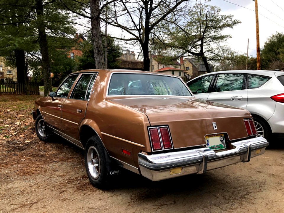 1986_Oldsmobile_Cutlass_Supreme_(rear) photo