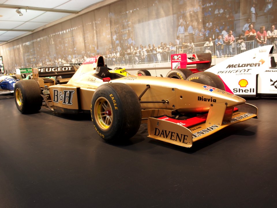 1995_Jordan_Peugeot,_10_cylinder,_600hp,_2998cm3,_330kmh_driven_by_Rubens_Barrichello,_pic2