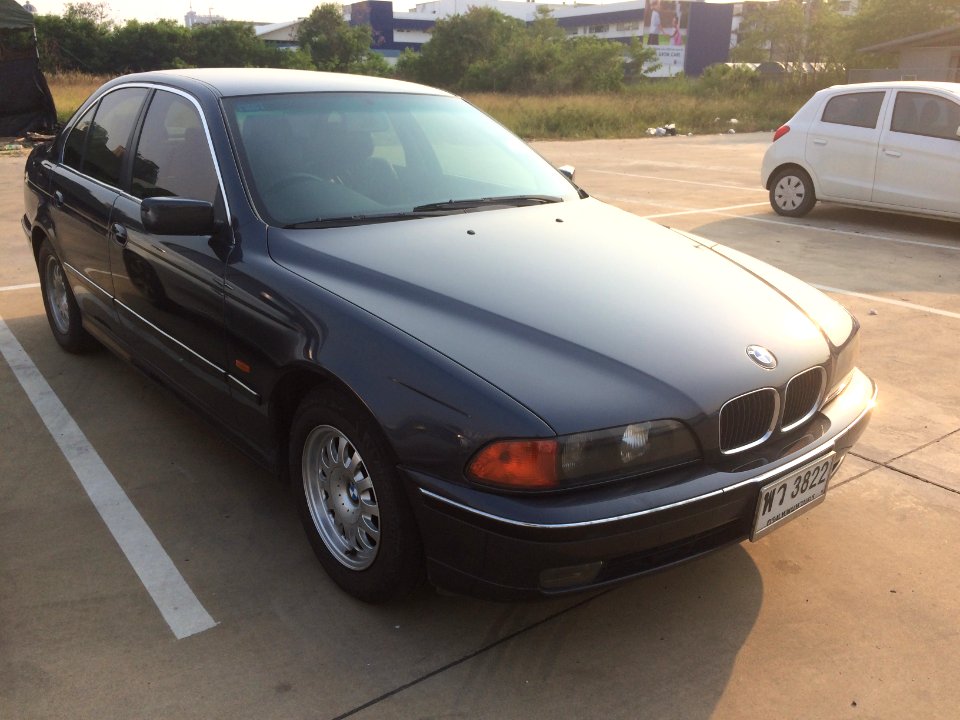 1997-1998_BMW_528i_(E39)_Sedan_(26-03-2018)_02