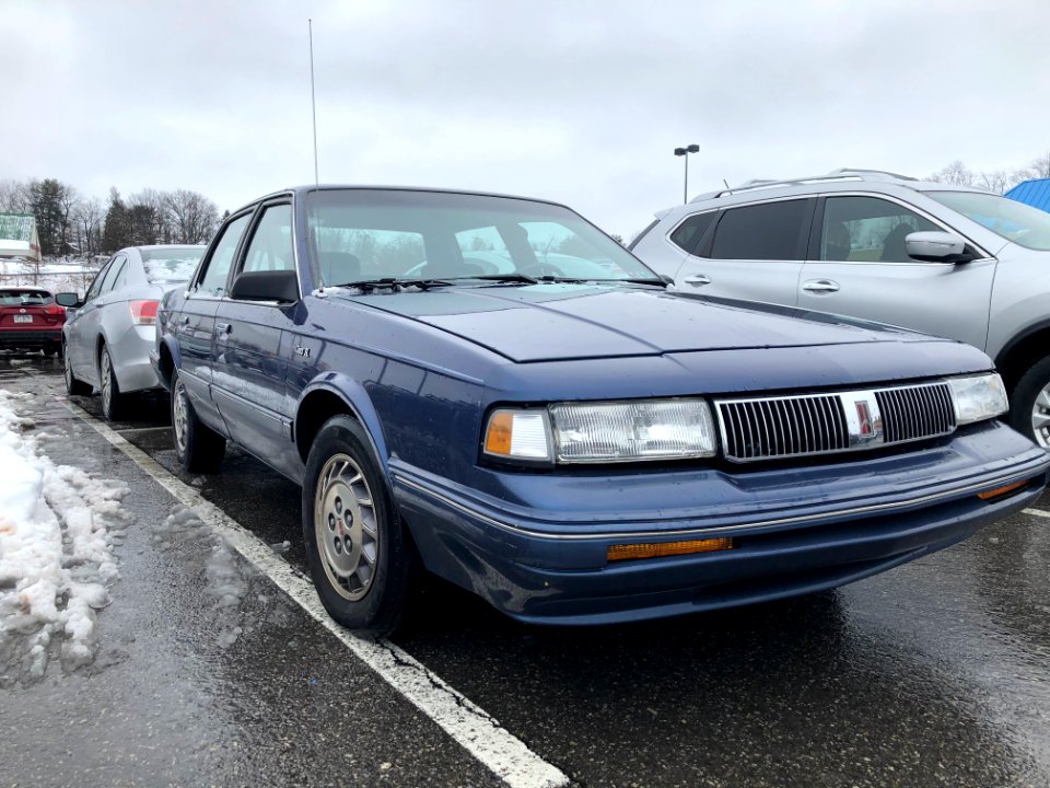 1996_Oldsmobile_Ciera_SL,_front_right,_12-20-2020