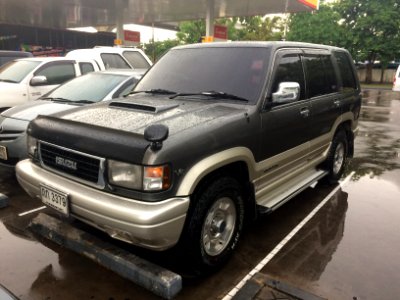 1996-1997_Isuzu_Trooper_LS_3.2_V6_5-door_wagon_(06-06-2018)_02