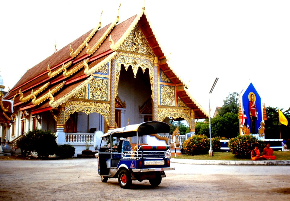 1985_in_Chiang_Mai._Wat_Phra_Singh_and_Tuk_Tuk._Spielvogel_Archiv