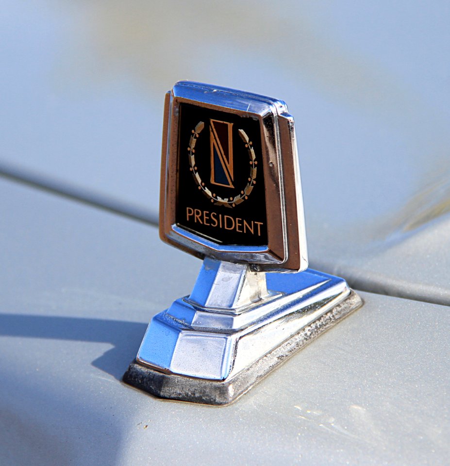 1985_Nissan_President_hood_ornament