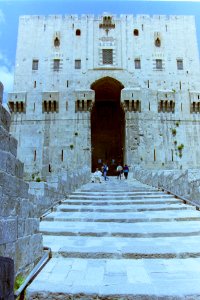 1996_in_Aleppo,_Syria._Stairway_to_Inner_Gate_of_Citadel._Spielvogel2